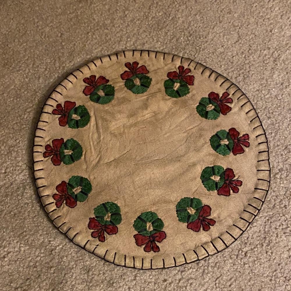 Festive Holiday Wreath Table Mat